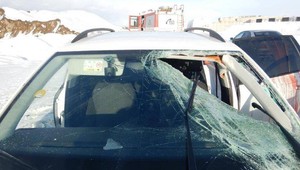 Na čelnom skle mu pristál kus ľadu. Vodič po nehode skončil v nemocnici