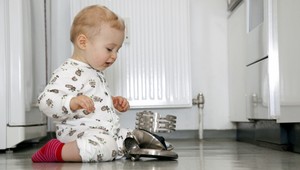 Nepozornosť v kuchyni. Chlapček (1) strhol na seba vriacu vodu