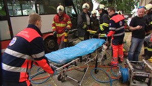 Linkový autobus 66 vrazil do stĺpa, 12 zranených!