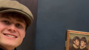 Dvojici influencerov sa podarilo zavesiť obraz v Louvri. Cez kontrolu sa dostali vďaka rámu z lega