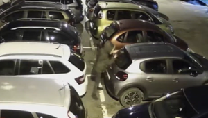 Žena vzala zo zaparkovaných áut stierače. Úlohu zrejme zohral alkohol