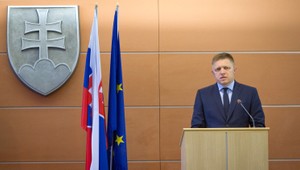Fico pripúšťa referendum o utečencoch