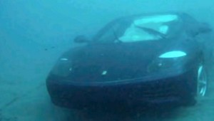 Ferrari skončilo vo vode. Všetko sa to stalo pred očami policajtov