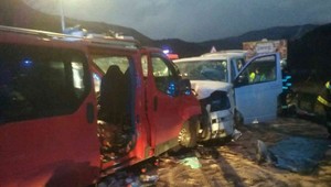 Pri zrážke dvoch dodávok sa zranilo 7 ľudí. Cesta na Turiec, Oravu a Liptov je neprejazdná