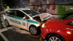 Policajti so zapnutými majákmi prechádzali na červenú. Skončilo to nehodou