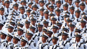 Ľudstvo stojí pred voľbou mier alebo vojna, odznelo v Číne. Na námestí sa potom objavili jadrové zbrane