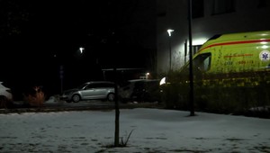 Opitému mužovi vystrelila zbraň v ruke a zasiahla ho do oka. Lekári bojujú o jeho život