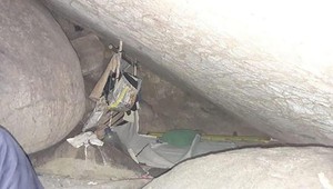 Polícia našla v jaskyni 28-ročnú ženu. Pred 15 rokmi ju tam uväznil miestny liečiteľ