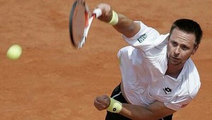 Po urputnom boji Söderling prvým finalistom mužskej dvojhry