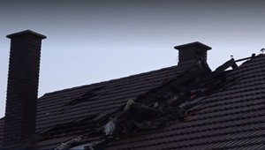 Kým spali, strecha nad ich hlavami začala horieť. Hasičov privolal všímavý sused