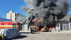 Autoservis v plameňoch: V meste Hnúšťa horeli autá aj motorky