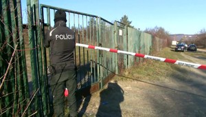 Ženu polial olejom, sekal do nej a ešte živú ju nechal zomrieť v šachte. Muž však do väzenia nepôjde