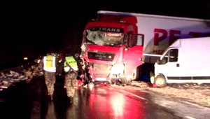 Reťazová zrážka kamiónov. Vodič vyskočil z kabíny