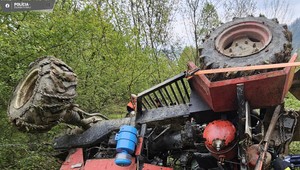 Traktor skončil prevrátený na streche. Vodiča letecky previezli do nemocnice