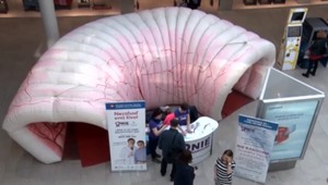 Masívna kampaň bojuje proti rakovine hrubého čreva. Viete ako sa otestovať?