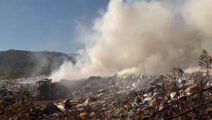 Horiaca skládka ohrozuje zdravie. SHMÚ varuje pred smogom