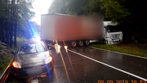 Zrážka kamiónu s osobným autom mala takmer fatálne následky. Náves skrížilo cez oba pruhy