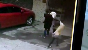 Neuveriteľná nehoda. Pes padol zo strechy rovno na ženu