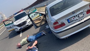 Policajná naháňačka so streľbou: Vodič na výzvy hliadky nereagoval