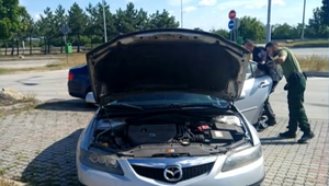 Policajti zadržali muža, ktorý mal ukradnúť auto, v ktorom bola zbraň. Auto ale kradnuté nebolo