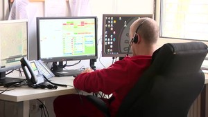 Chcem ťa zabiť, vystrieľam ti rodinu. Muž nadáva operátorom tiesňovej linky, za december volal tisíckrát