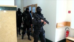 Expolicajt, ktorý sa zabarikádoval s rodičmi na 12 hodín v dome, odmieta, že by zasahujúceho policajta postrelil úmyselne