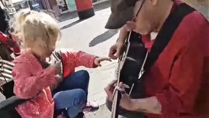 VIDEO: Nevidiace dievča s autizmom hrá prvýkrát na gitare