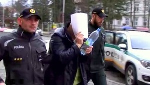 Organizovaná skupina mala cez bieleho koňa vybieliť účet rodine. Obvinený je aj lekár