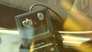 Tieto prípady sa končia fatálne. Čo je syndróm zabudnutého dieťaťa v aute?