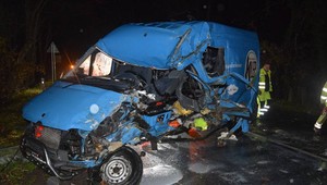 Pri tragickej nehode nákladného auta a dodávky zomrel jeden človek