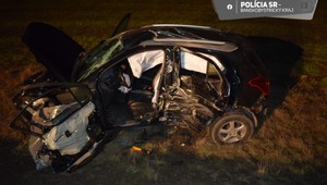 Zrážka osobného auta s kamiónom: Ťažko sa zranili dvaja ľudia