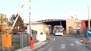 Na hraničnom priechode došlo k naháňačke. Pašerák počas colnej kontroly prerazil hraničnú závoru