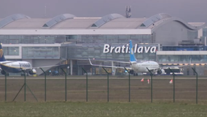 Do lietadla sa nedostali. Nestihli ich včas skontrolovať. Letisko zdôrazňuje, že treba chodiť skôr