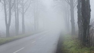 Zvýšte pozornosť na cestách! Meteorológovia vydali výstrahy pred hmlami