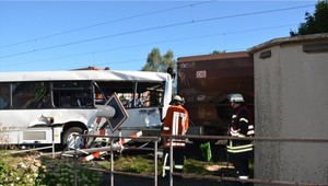 V Nemecku sa zrazil vlak so školským autobusom