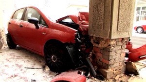 Auto v betónovom stĺpe. Vodič (26) nezvládol zasneženú cestu