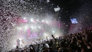 Cigánski Diabli na jednom pódiu s tanečníkmi Cirque du Soleil