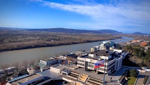 Kým ostatné reštaurácie musia fungovať cez donášku či výdajné okienko, parlamentný bufet má výnimku