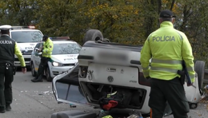 Mladý pár sa s autom prevrátil na strechu. Policajti po príchode zistili, že obaja sú pod vplyvom alkoholu