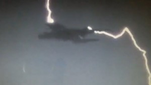 Do Airbusu pri pristávaní šľahali blesky. Pozrite si to...