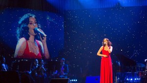 Potetovaná Celeste v luxusnej róbe