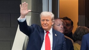 Trumpov príchod rozdelil publikum na finále US Open. Diváci ho vypískali, zápas meškal