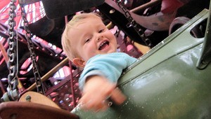 Pri Nových Zámkoch sa zrútil kolotoč s ľuďmi