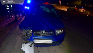 Opitý vodič chcel policajtov vyzliecť z uniformy. Pri šoférovaní spôsobil aj dopravnú nehodu
