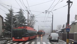 Poľadovica na cestách ochromila MHD. Problémy mali aj vlaky z Čiech na Slovensko