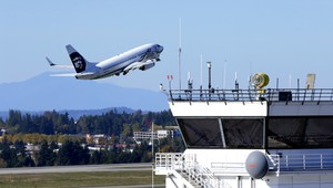 Lietadlo muselo núdzovo pristáť, v podpalubí sa zabudol spiaci pracovník