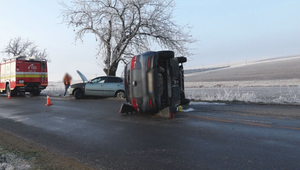 Nebezpečná jazda: Nevinná žena skončila v nemocnici po náraze do stromu