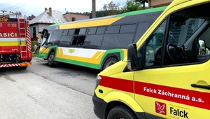 Počet zranených v autobuse MHD, ktorý sa prevrátil, stúpol