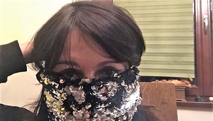 ŠOKUJÚCI protest! Česká herečka roztiahla nohy a prikryla sa tam LEN rúškom!