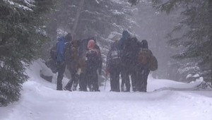VIDEO: Extrémnych otužilcov neodradil ani sneh a silný vietor vo Vysokých Tatrách